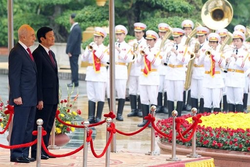 Inicia el presidente israelí Shimon Peres visita oficial a Vietnam - ảnh 1