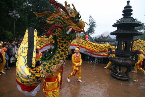 Inauguran la Fiesta de la Pagoda del Perfume, la más larga del año en Vietnam - ảnh 1