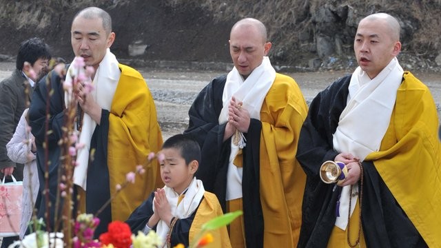 Comunidad vietnamita en Japón homenajea a las víctimas del tsunami - ảnh 1