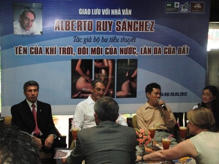 Escritor mexicano Alberto Ruy Sánchez presenta libros en Vietnam - ảnh 2