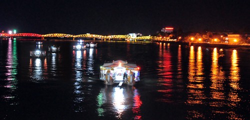 Cantos de Hue en el río Huong: dulces impresiones de la antigua capital imperial - ảnh 2