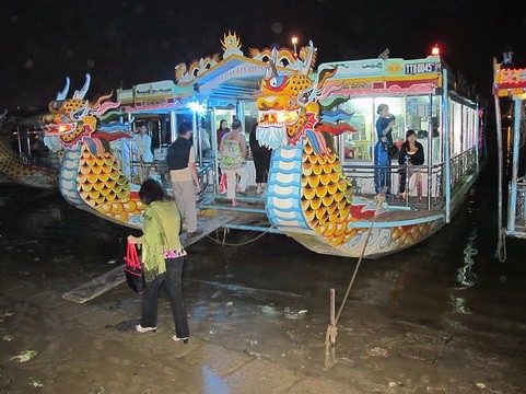 Cantos de Hue en el río Huong: dulces impresiones de la antigua capital imperial - ảnh 1