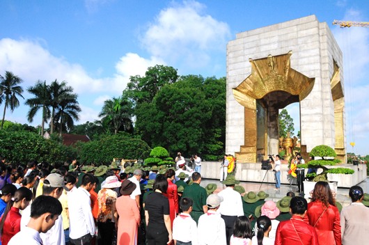 Homenaje de Vietnam a los héroes y mártires y ayuda a sus familias   - ảnh 2