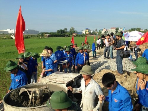 Fuerza juvenil capitalina contribuye a construcción de nuevo campo - ảnh 1