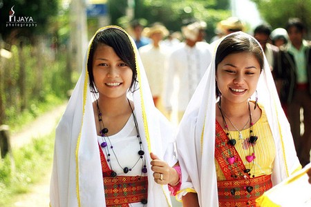 Túnica tradicional de las mujeres Cham - ảnh 4