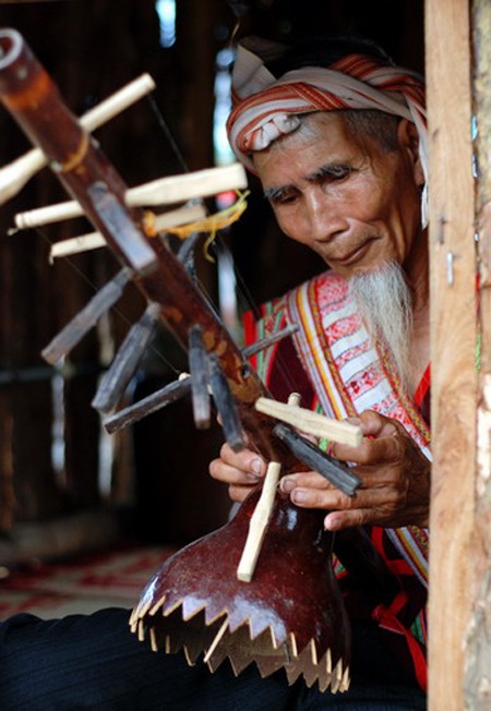 El baile del tambor a dúo – rasgo cultural peculiar de los Cham H’Roi  - ảnh 8