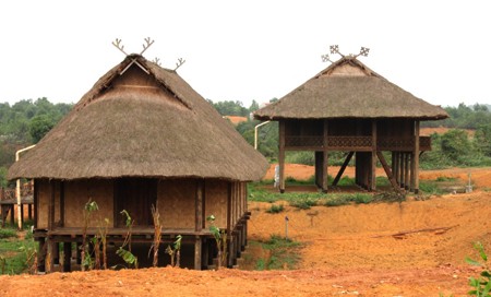 Arquitectura característica de los Thai negro en casas sobre pilotes - ảnh 1