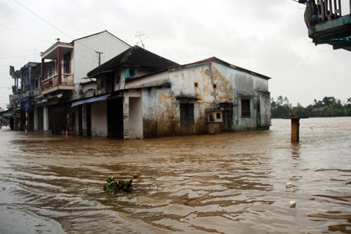 Tormenta Nari azota zonas costeras centrales de Vietnam - ảnh 6