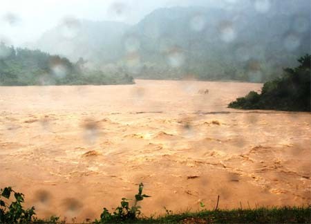 Tormenta Nari  causa graves daños en zonas costeras centrales vietnamitas - ảnh 14