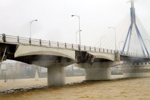 Tormenta Nari  causa graves daños en zonas costeras centrales vietnamitas - ảnh 2