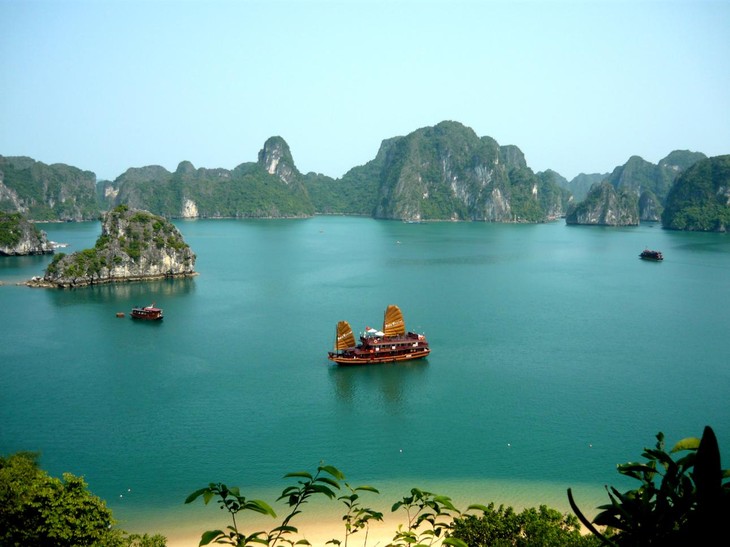 Ha Long, cala reconocida dos veces como Patrimonio natural mundial - ảnh 1