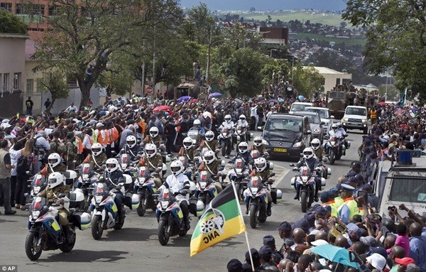 Dicen último adiós el mundo y el pueblo sudafricano a Mandela en su tierra de cuna - ảnh 1