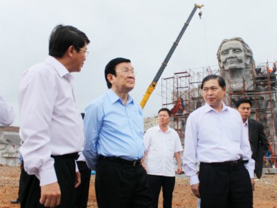 Presidente visita y entrega presentes a damnificados de inundaciones en Quang Nam - ảnh 1