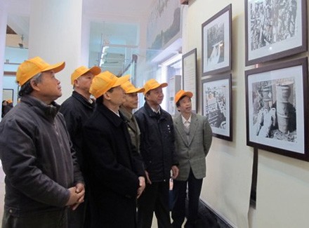 Exposición sobre dolores de la guerra química en Hanoi para llamar ayudas a las víctimas - ảnh 1