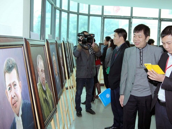 Vietnam agradece a amigos internacionales con exposición de sus retratos  - ảnh 1