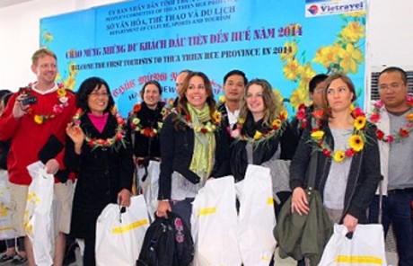 Provincia Thua Thien-Hue recibe 3 mil 500 visitantes al despuntar 2014 - ảnh 1