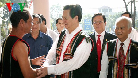 Visita primer ministro vietnamita provincia de Kon Tum - ảnh 1