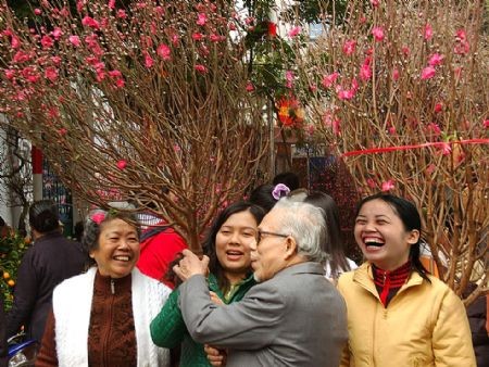 Concurridos mercados de flores de Hanoi  - ảnh 3