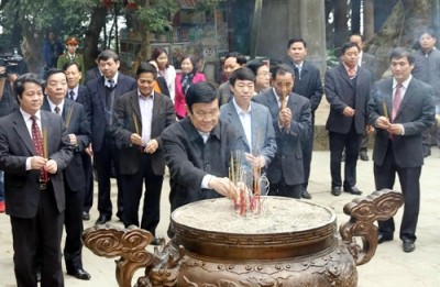 Presidente vietnamita rinde homenaje en Templo de reyes Hung - ảnh 1