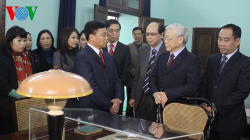 Dirigente partidista ofrenda inciensos a Ho Chi Minh - ảnh 1