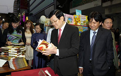 Inauguradas en Ciudad Ho Chi Minh calles de flores y libros en saludo al Tet - ảnh 2