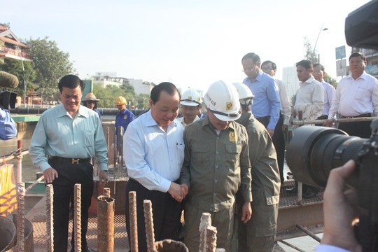 Dirigentes centrales y locales felicitan a obreros que celebran el Tet trabajando - ảnh 2