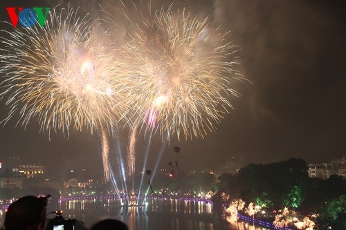 Ambiente de júbilo en comienzo del Año nuevo lunar en todo Vietnam - ảnh 1