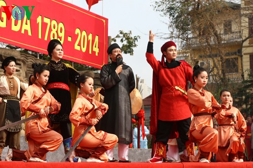 Decenas de miles de personas participan en fiesta conmemorativa de victoria de Dong Da - ảnh 1