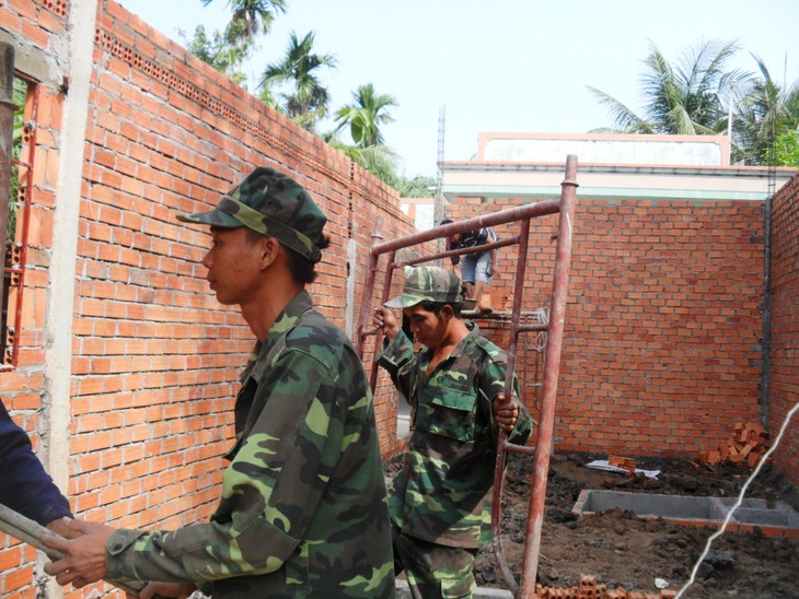 Un Tet feliz para soldados y pobladores de comuna de My Khanh - ảnh 2