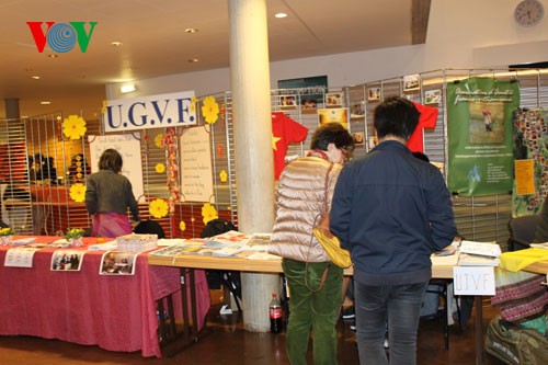 Vietnamitas en Francia saludan Nuevo Año Lunar - ảnh 3