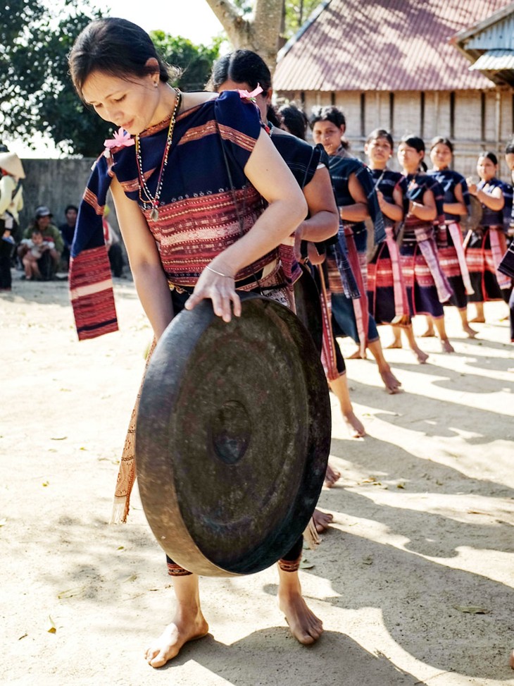 Instrumentos musicales tocados por mujeres Ede Bih - ảnh 2