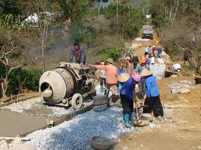 Promueven solidaridad en construcción de nuevo campo en comuna de Na Hoi - ảnh 1