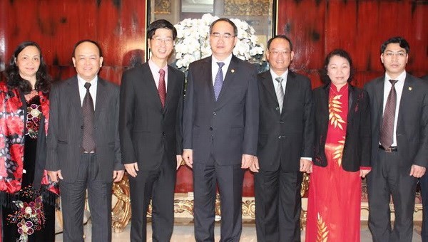 Presidente del Frente Patriótico de Vietnam visita Singapur  - ảnh 1