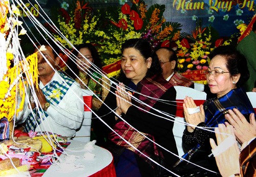 Felicita vicepresidenta del Parlamento vietnamita a Laos por su tradicional año nuevo - ảnh 1