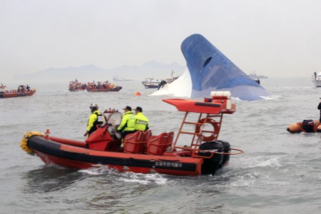 Encuentran primeros cadáveres en la embarcación SEWOL - ảnh 1