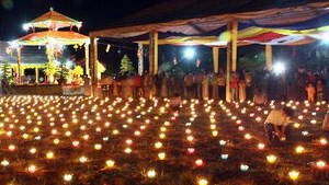 9 mil velas encendidas en memoria de los caídos por la Patria en Binh Thuan - ảnh 1