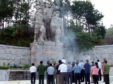 Dirigente parlamentaria ofrendó inciensos a mártires de Son La - ảnh 1