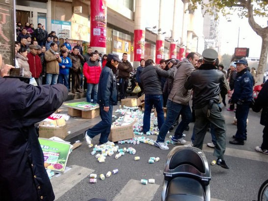 Manifestaciones convertidas en choques violentos en Hangzhou, China - ảnh 1