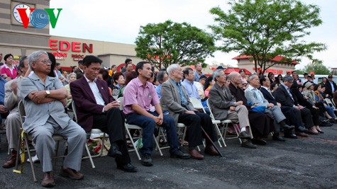 Vietnamitas en ultramar protestan la intrusión territorial nacional de China - ảnh 2