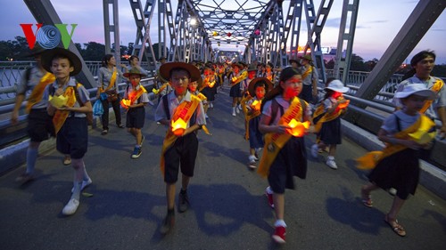 Procesión de Buda en Hue para pedir paz y prosperidad en el mundo - ảnh 10