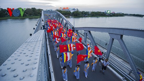 Procesión de Buda en Hue para pedir paz y prosperidad en el mundo - ảnh 7