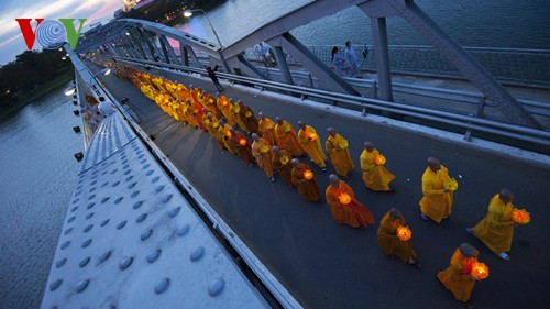 Procesión de Buda en Hue para pedir paz y prosperidad en el mundo - ảnh 8