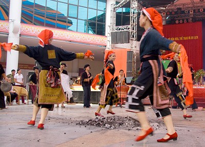 Fiesta de baile singular de los Dao rojos - ảnh 1