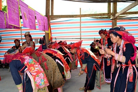 Singular ceremonia de étnicos vietnamitas - ảnh 3