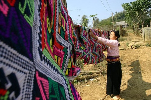 Tejido y excelencias de ropas de los Muong  - ảnh 3