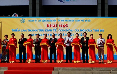 Se inaugura exposición sobre logros socioeconómicos y culturales de Hanoi  - ảnh 1