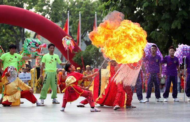 Celebran múltiples actividades aniversario 60 de la Liberación de Hanoi - ảnh 1