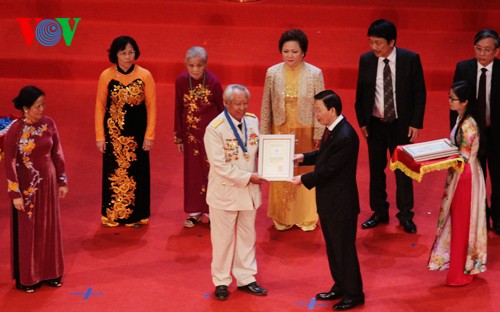 Celebran liberación de Hanoi y honran a sus ciudadanos más sobresalientes - ảnh 2