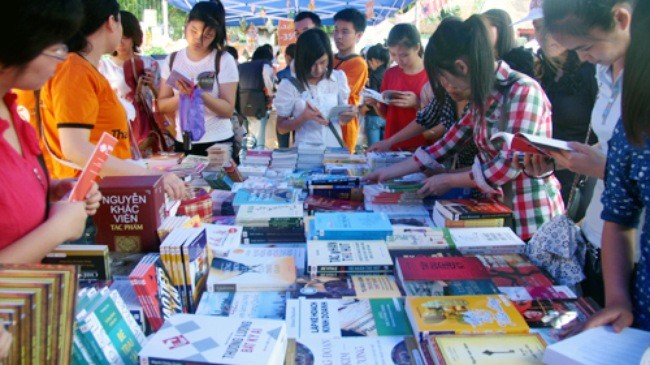 Libros y jóvenes capitalinos - ảnh 1