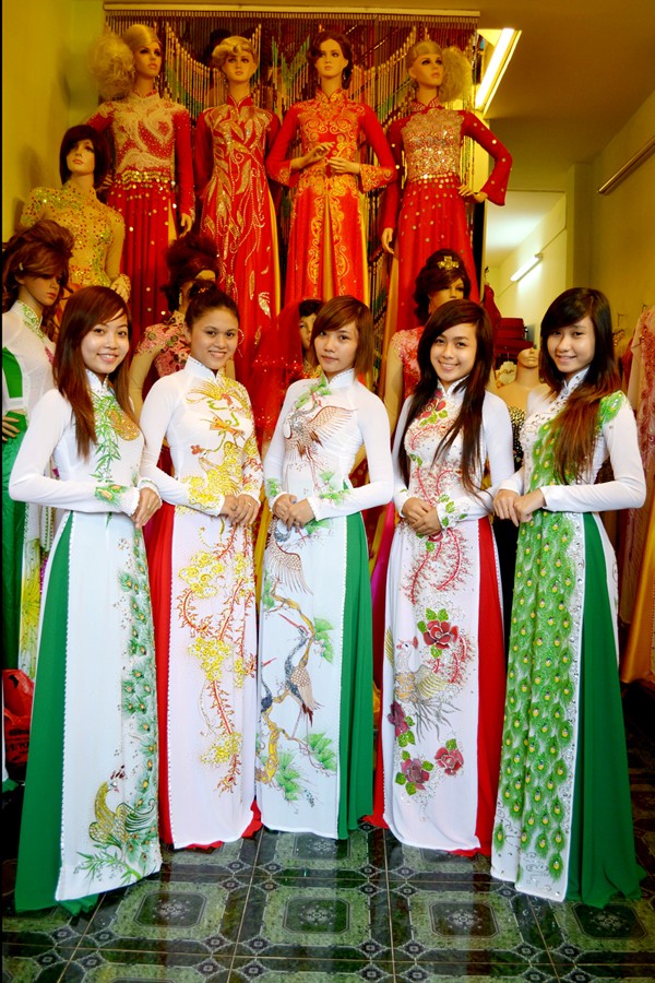 Ao dai enaltece la belleza de la mujer vietnamita - ảnh 1